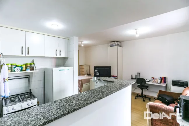 Imagem Stúdio residencial c/ sacada - 01 quadra do Shopping Curitiba - andar alto - 35,05m2 privativos - Semi-mobiliado - R$ 370.000,00.