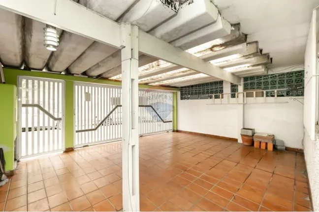 Imagem Casa bem localizada no jardim prudência com 3 Dormitórios,2 Banheiros, Sala com piso frio, Cozinha, corredor lateral, 2 vagas de garagem,