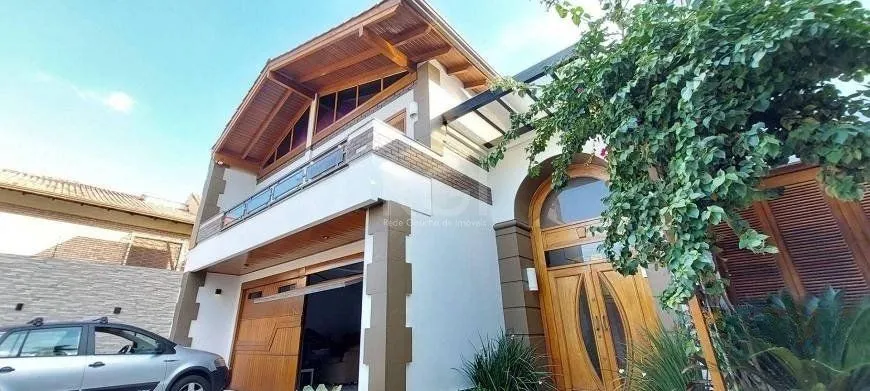 Imagem Excelente casa de 386m² com 04 dormitórios sendo 03 suítes.