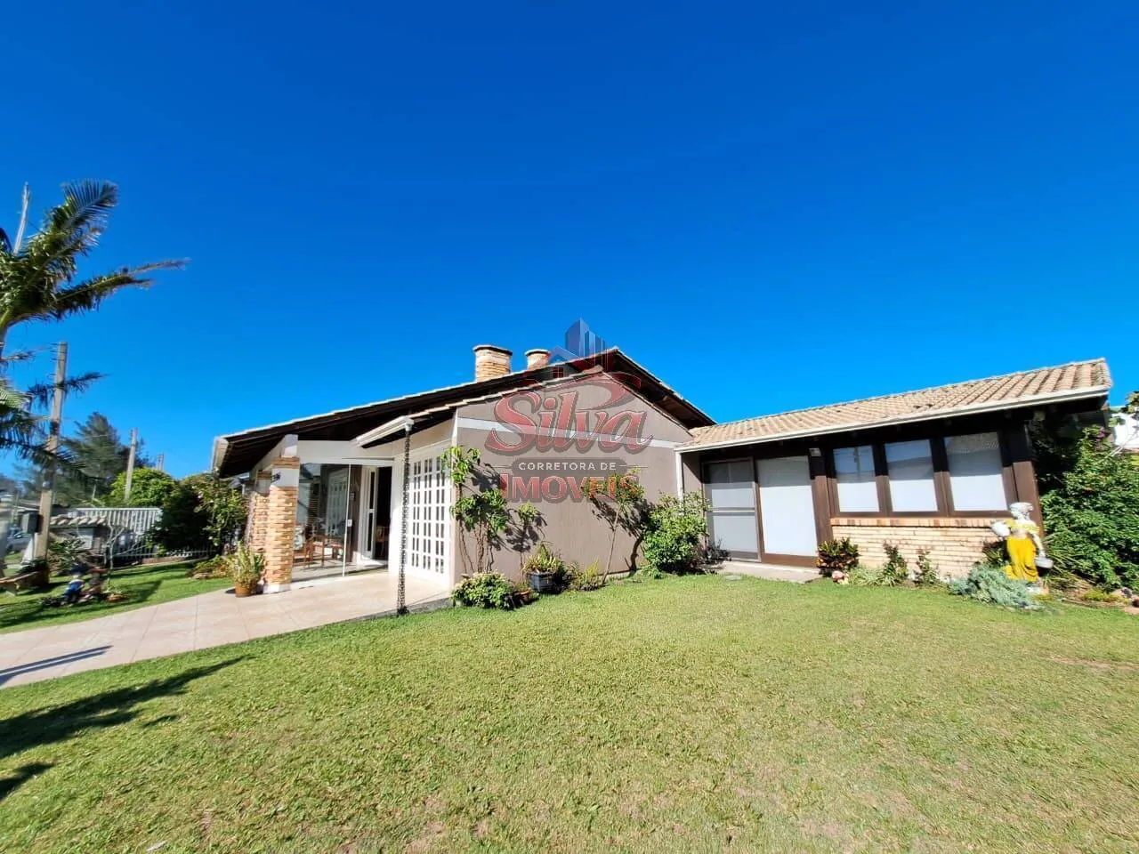 Casa com Piscina e 750m² de Terreno no Centro de Imbé