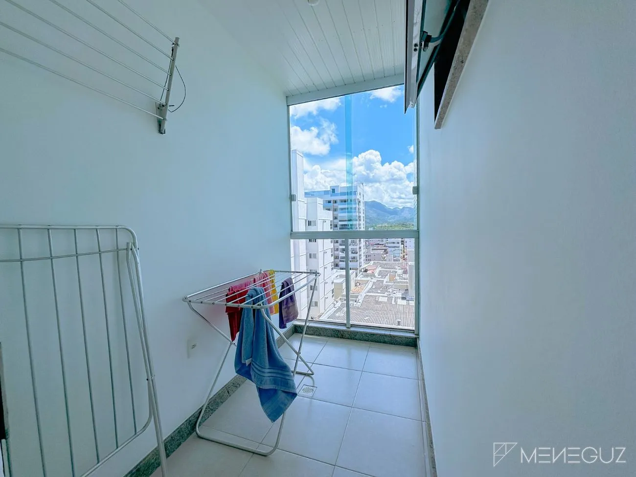 Imagem Apartamento Mobiliado na Praia do Morro - 3 Quartos em Prédio Frente Mar!