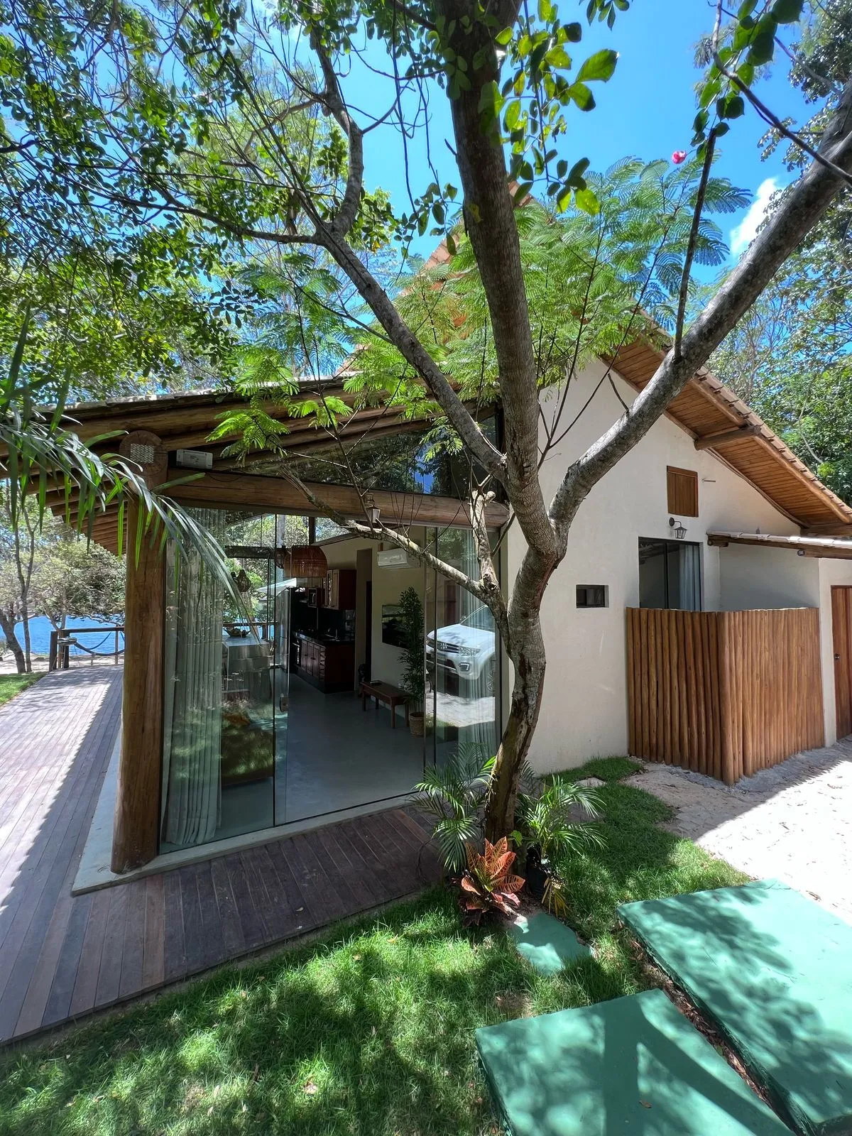 Imagem Casa beira da lagoa Aruá em Praia do Forte Bahia