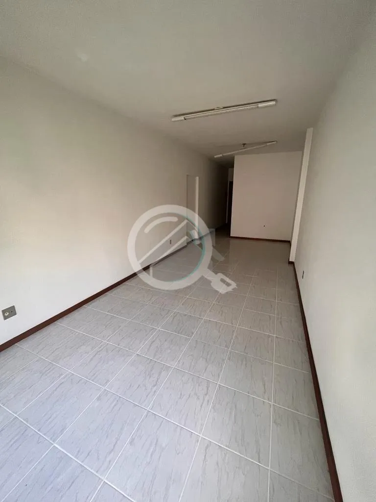 Imagem Sala comercial exclusiva de 40 m², com ótima iluminação, vista arborizada e lavabo. Imóvel deso...