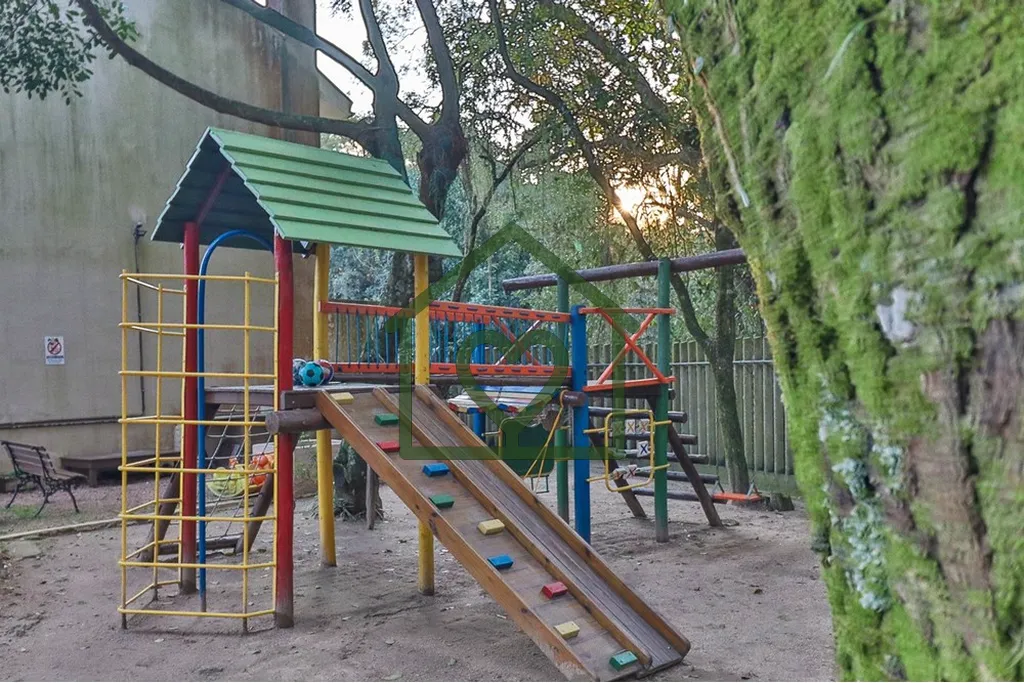 Imagem Casa em condomínio no bairro Nonoai, com 122m² privativos distribuídos em 2 andares. No térreo, ...