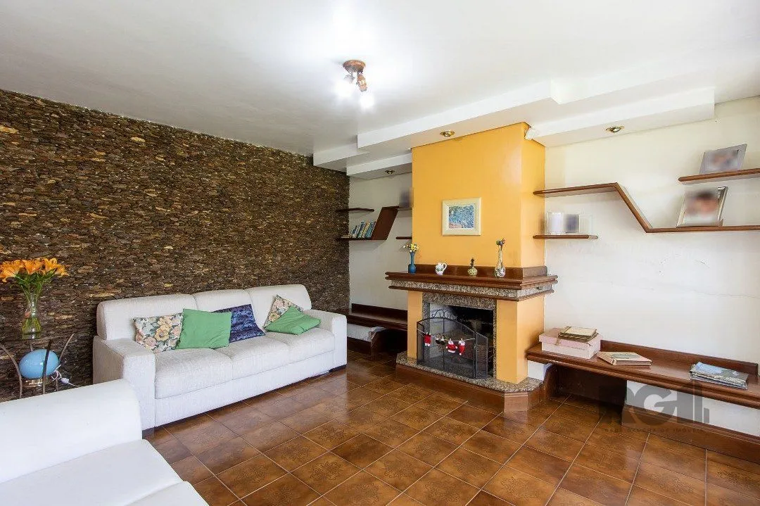 Imagem Casa com 4 quartos, suíte, churrasqueira, lareira, garagem coberta e lindo jardim.