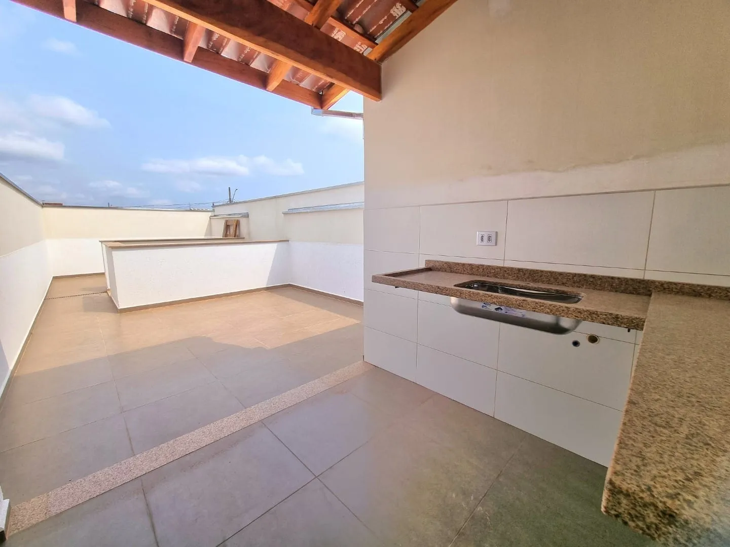 Imagem Casa Térrea com Terraço, 2 Dormitórios, Área Gourmet e Localização Central - Conforto e Lazer em um Só Lugar