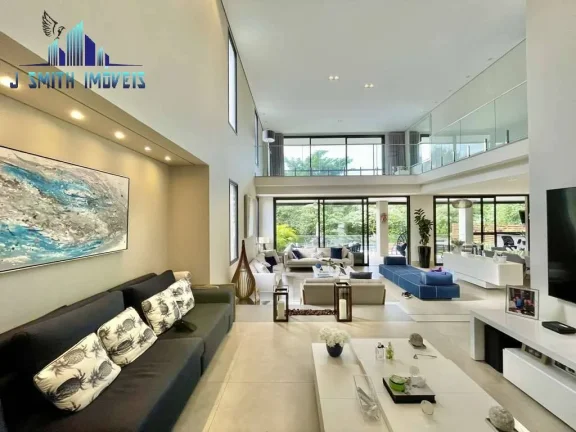 Imagem CASA À VENDA DE PORTEIRA FECHADA! Impecável, 4 suítes, elevador, piscina
