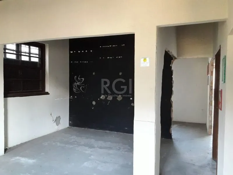 Imagem na Assis Brasil, Casa para Venda - 220m², 3 dormitórios, 2 vagas - Passo da Areia