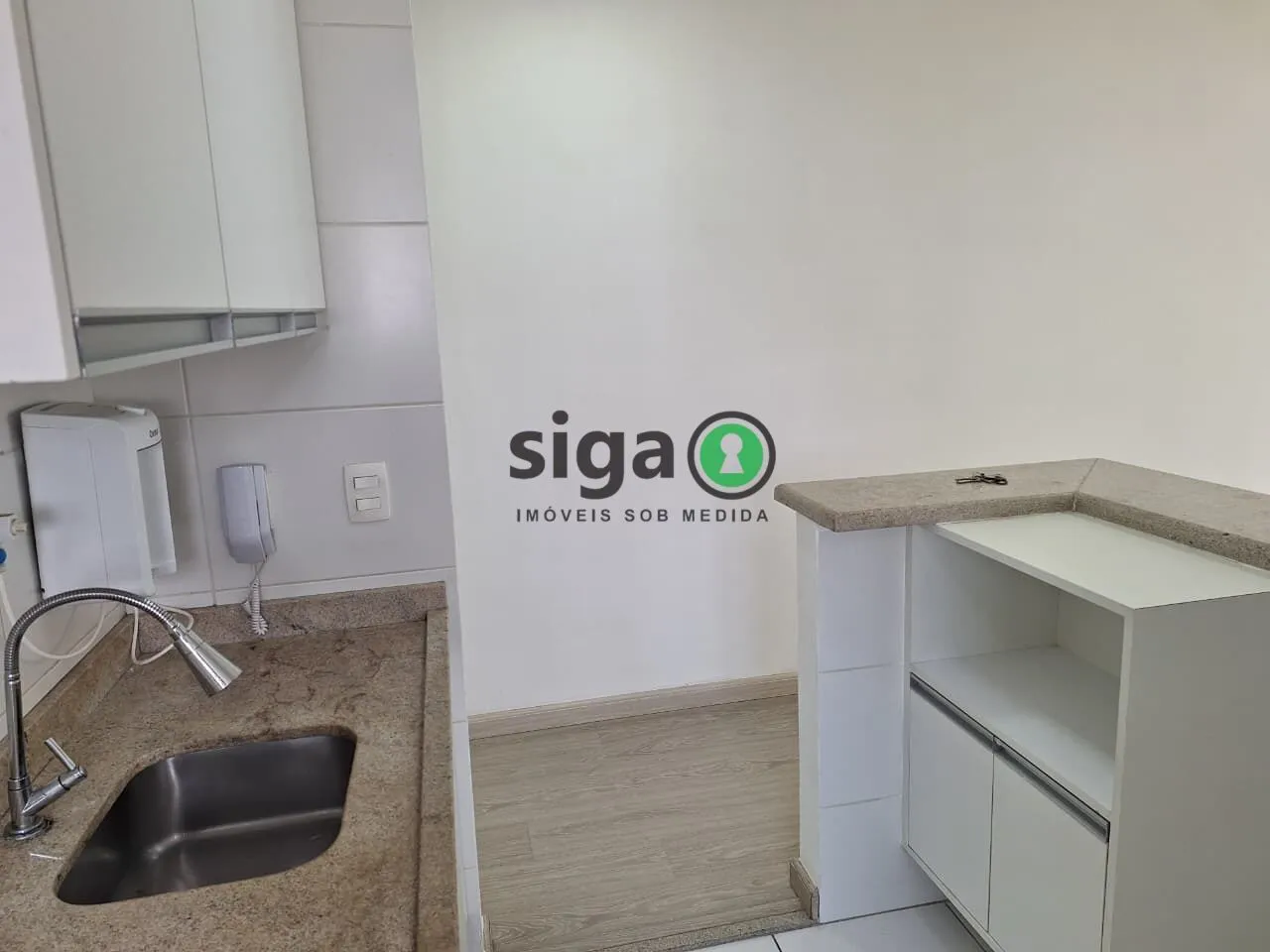 Imagem Apartamento reformado 2 Dormitórios com Suíte, Varanda e Vaga