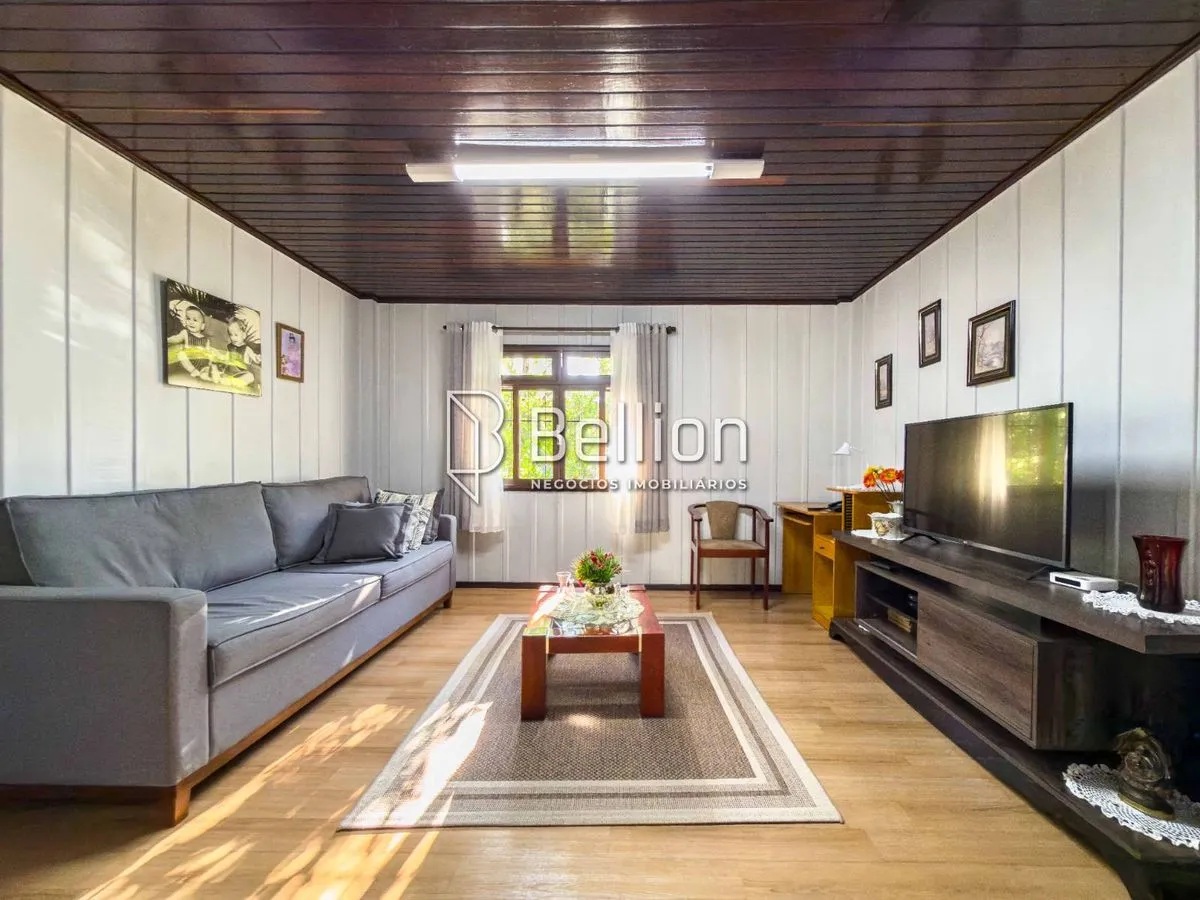 Imagem Com duas casas e 2.500m de terreno, medindo 50x50m, essa propriedade é a escolha certa para quem valoriza espaço e quer um imóvel que proporcione várias possibilidades.