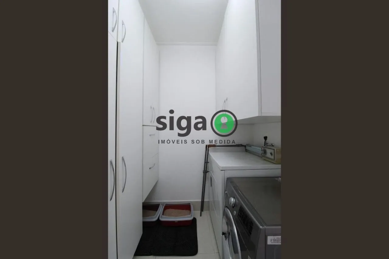Imagem Apartamento sofisticado em Moema com reforma impecável e 2 vagas fixas.