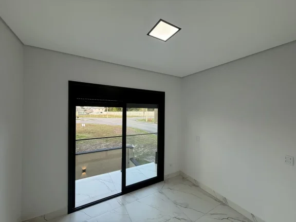Imagem Casa à Venda com 6 Vagas e Piscina em Santana de Parnaíba