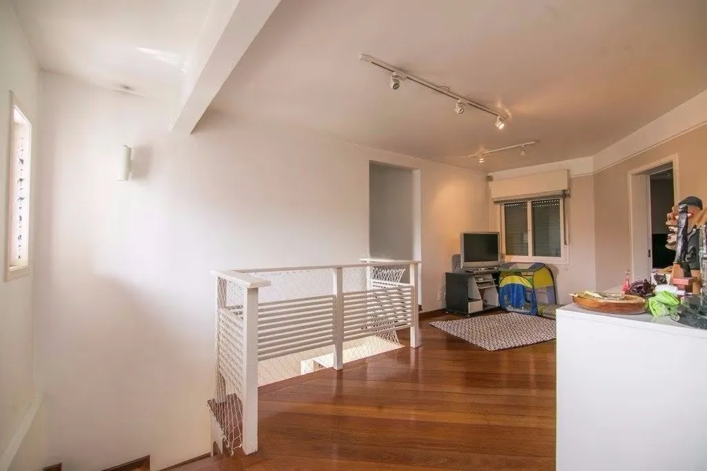 Imagem Casa de esquina com 6 dormitórios, 430m², piscina, 4 vagas