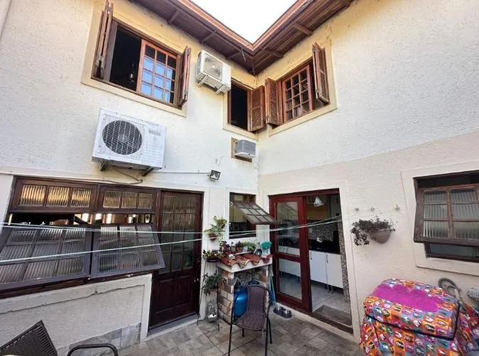Imagem Sobrado amplo em condomínio de 3 dormitórios, um deles suíte, no bairro Ipanema