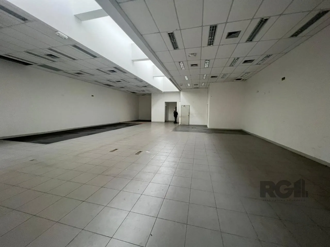 Imagem Loja para Venda - 450m², 0 dormitórios, 1 vaga - Petrópolis
