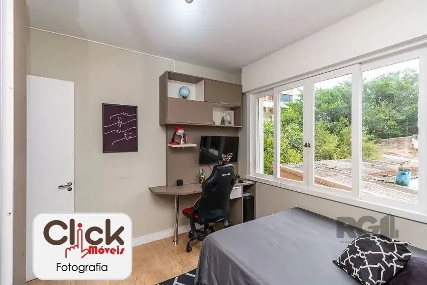 Imagem Apartamento 4 dormitórios, sendo 1 suíte, 193 m² de área privativa e 2 vaga(s) de garagem. Localizado na Rua/Av. Carlos Gomes, no bairro Auxiliadora em Porto Alegre.