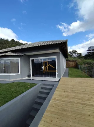 Imagem Casa em com 3 quartos sendo 1 suíte em Condomínio Clube na Região de Albuquerque em Teresópolis-RJ