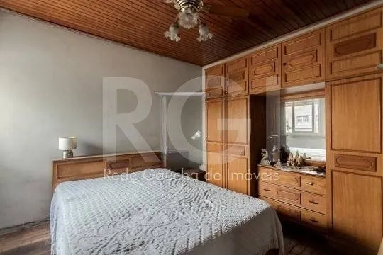 Imagem Casa composta por seis(6) dormitórios, no bairro Passo da Areia em Porto Alegre/RS.