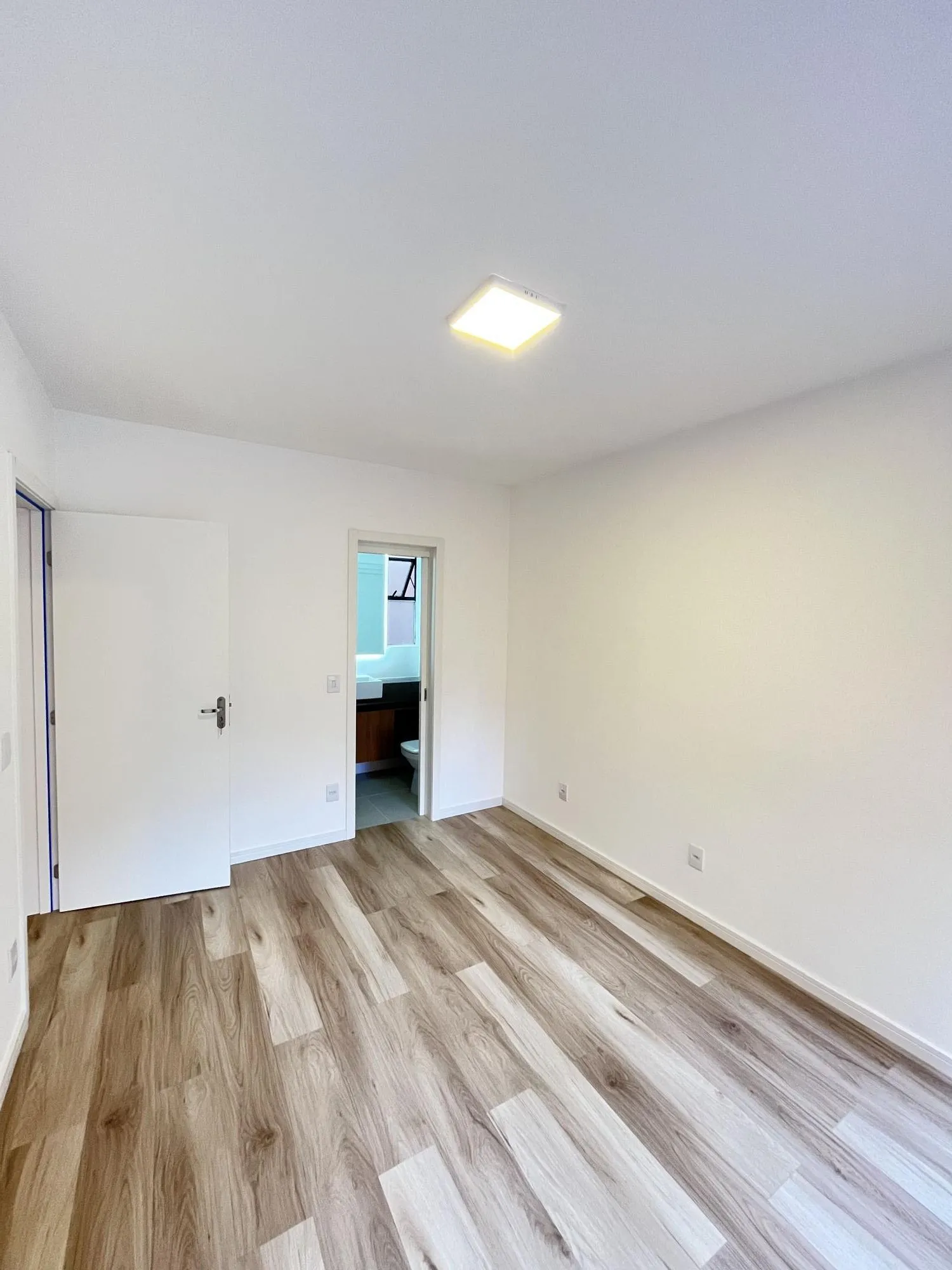 Imagem Apartamento de 2 quartos, suíte e 1 vaga de garagem no bairro Bom Fim em POA