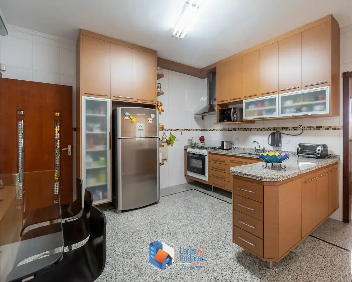 Imagem Sobrado para venda em Chácara Inglesa com 3 quartos, sendo 3 suítes, 300m²