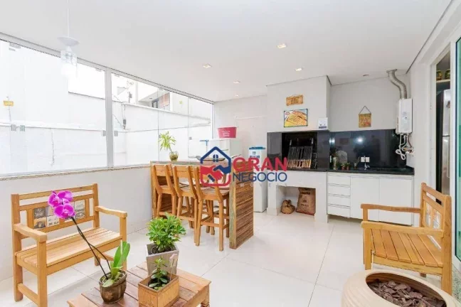 Imagem Casa Mobiliada à Venda em Condomínio Fechado no Bairro Santo Inácio / Curitiba