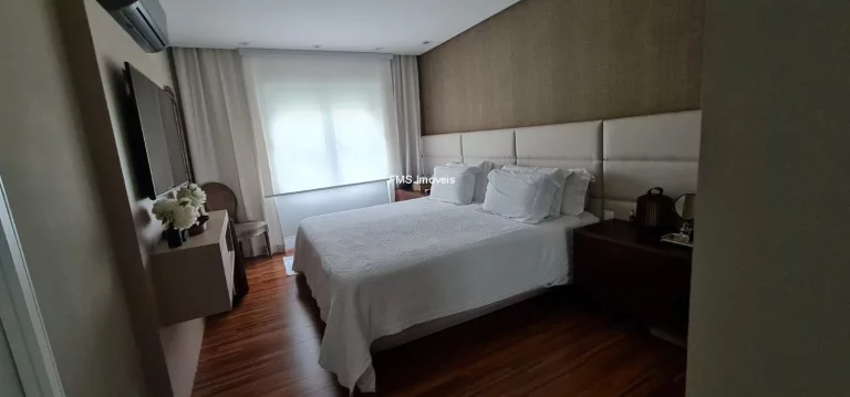 Imagem Casa em condomínio no Morumbi, São Paulo-SP: 4 quartos, 3 salas, 6 banheiros, 4 vagas e 340m² de área. Agende sua visita agora!