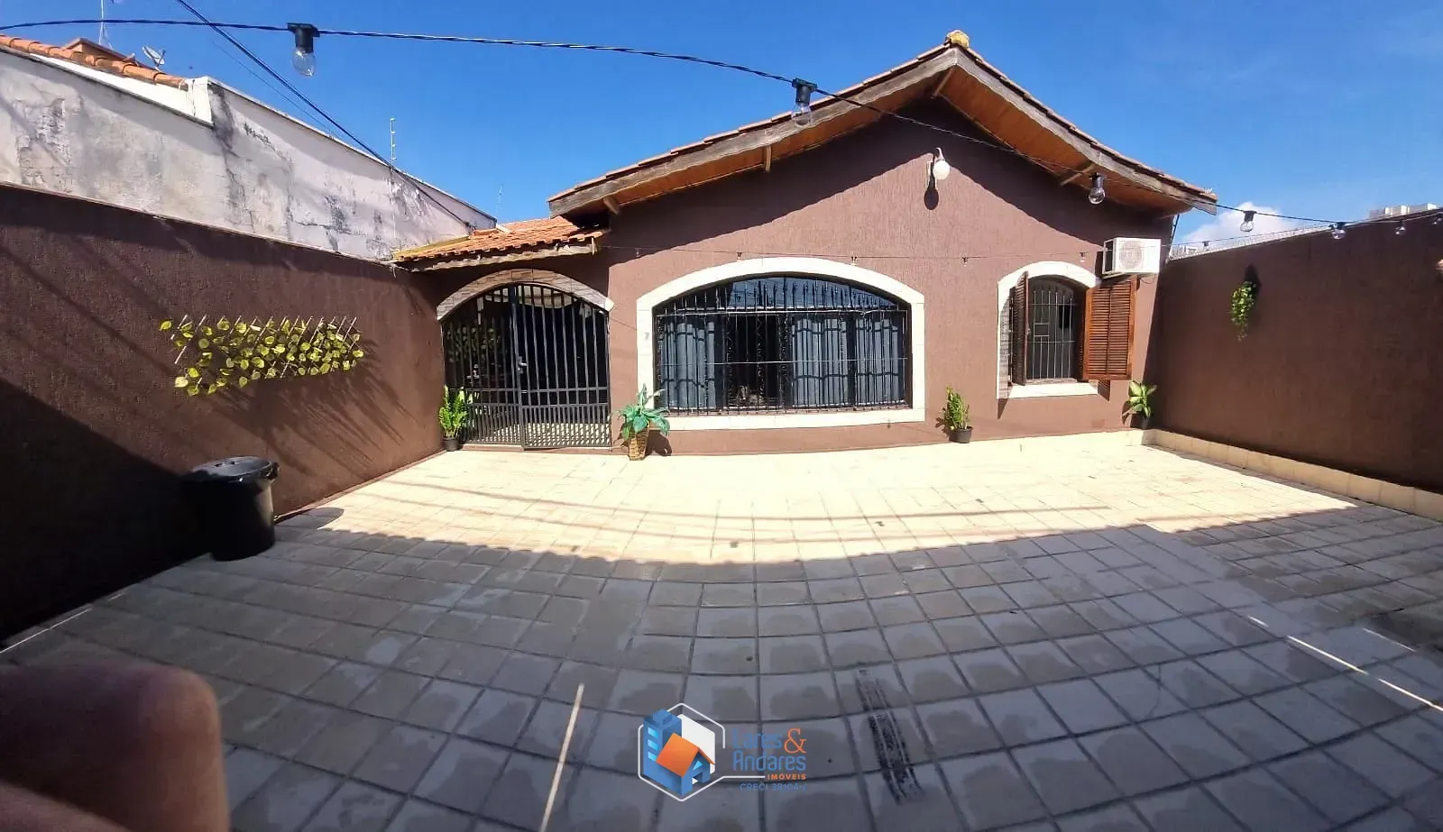 Imagem CASA À VENDA, COM 240 M², 3 DORMS (1 SUÍTE COM HIDRO), COZINHA COM MÓVEIS PLANEJADOS, ÁREA DE LAZER COM PISCINA E 4 VGS - SANTA TERESINHA - SÃO PAULO
