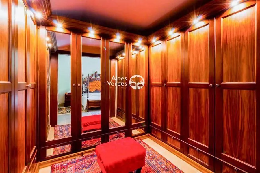 Imagem Vende-se Casa em Condominio com 4 suites a 5 minutos da Rua Coberta