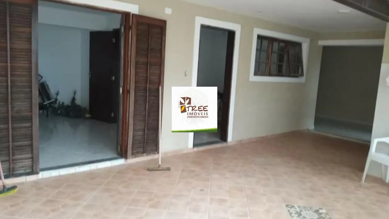 Imagem VENDA DE SOBRADO NO CENTER VILLE, EM ARUJÁ/SP, 235m² com 3 suítes, varanda com vista pra cidade, piso inferior com 4 cômodos e 2 vagas. CONSULTE-NOS.