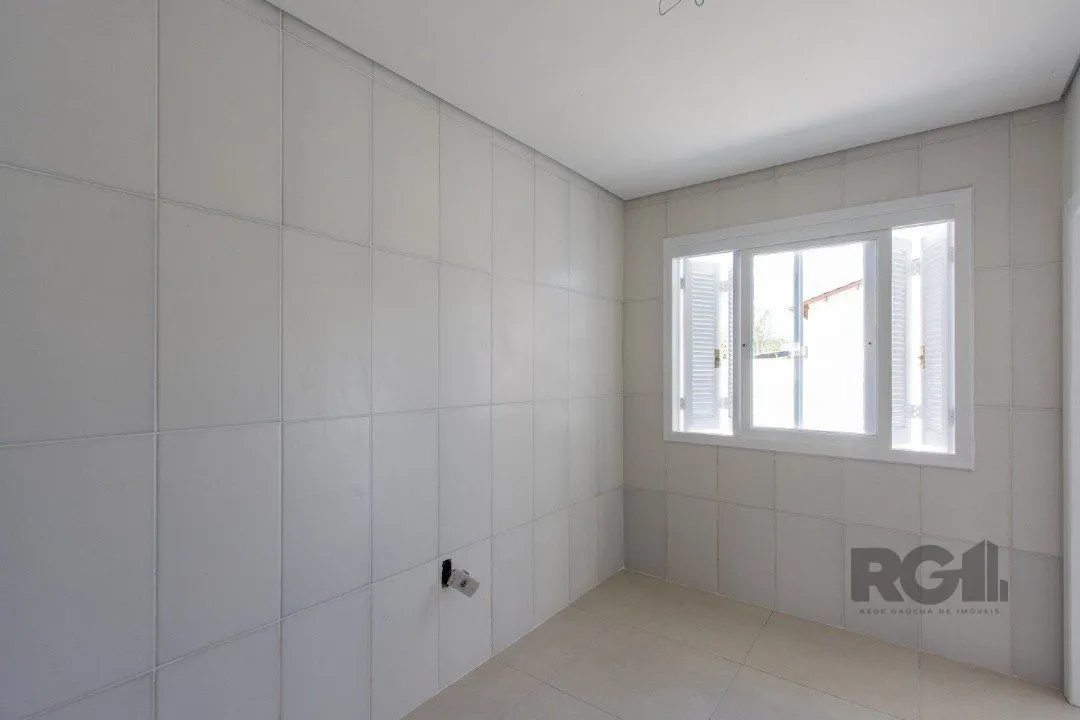 Imagem Casa no Bairro Hípica, 100% reformada, 2 dormitórios, 1 vaga de garagem.