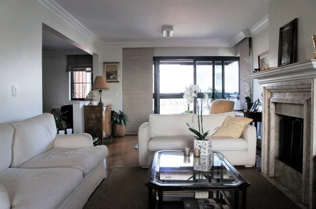 Imagem Apartamento de 191m², em andar alto. Living amplo com lareira e varanda gourmet. Possibilidade de i...