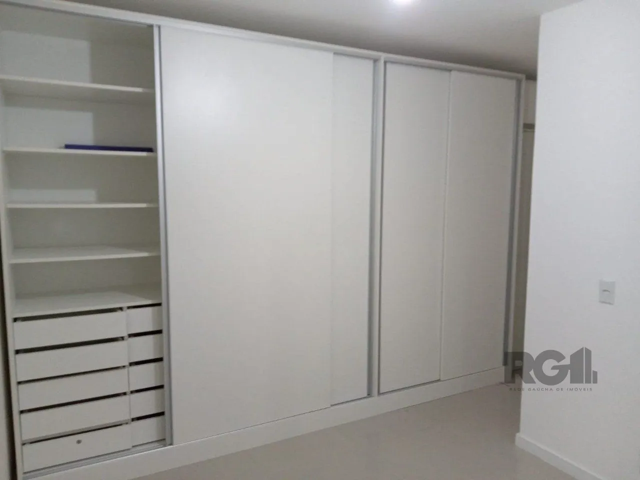 Imagem Apartamento com TERRAÇO, localizado num dos mais sofisticados bairros de Porto Alegre, bairro Rio Branco. Apartamento totalmente mobiliado.