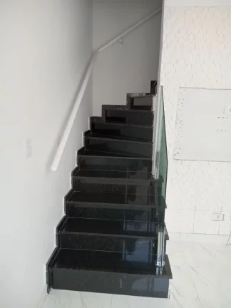 Imagem Sobrado de 2 quartos em condomínio para venda na Aviação, Praia Grande-SP: 1 banheiro, 1 vaga, 50,00 m².