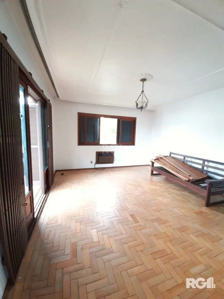 Imagem Casa com 351,60m2 de área construída em propriedade de 743m2 no Bairro Jardim Carvalho.