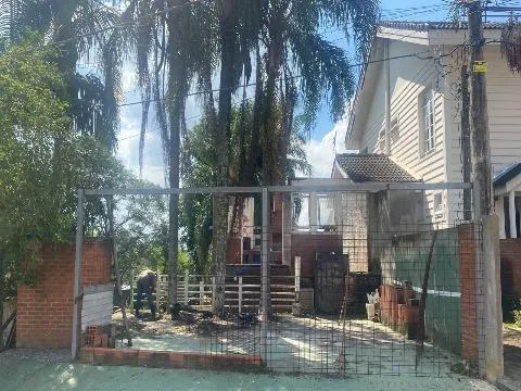 Imagem VENDA DE TERRENO NO CONDOMÍNIO ARUÃ, EM MOGI DAS CRUZES/SP, com área de 600m² e uma casa grande que necessita de reforma geral. CONSULTE- NOS.