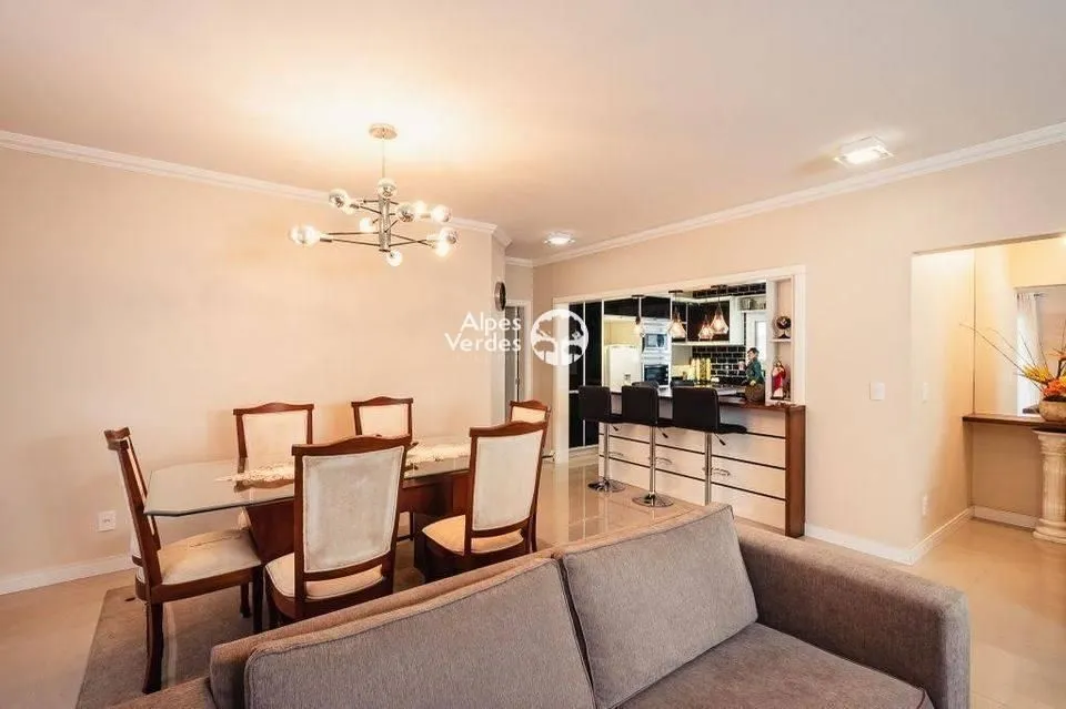 Imagem Vende-se Casa com 3 dormitorios no centro de Gramado 5 minutos da Rua Coberta