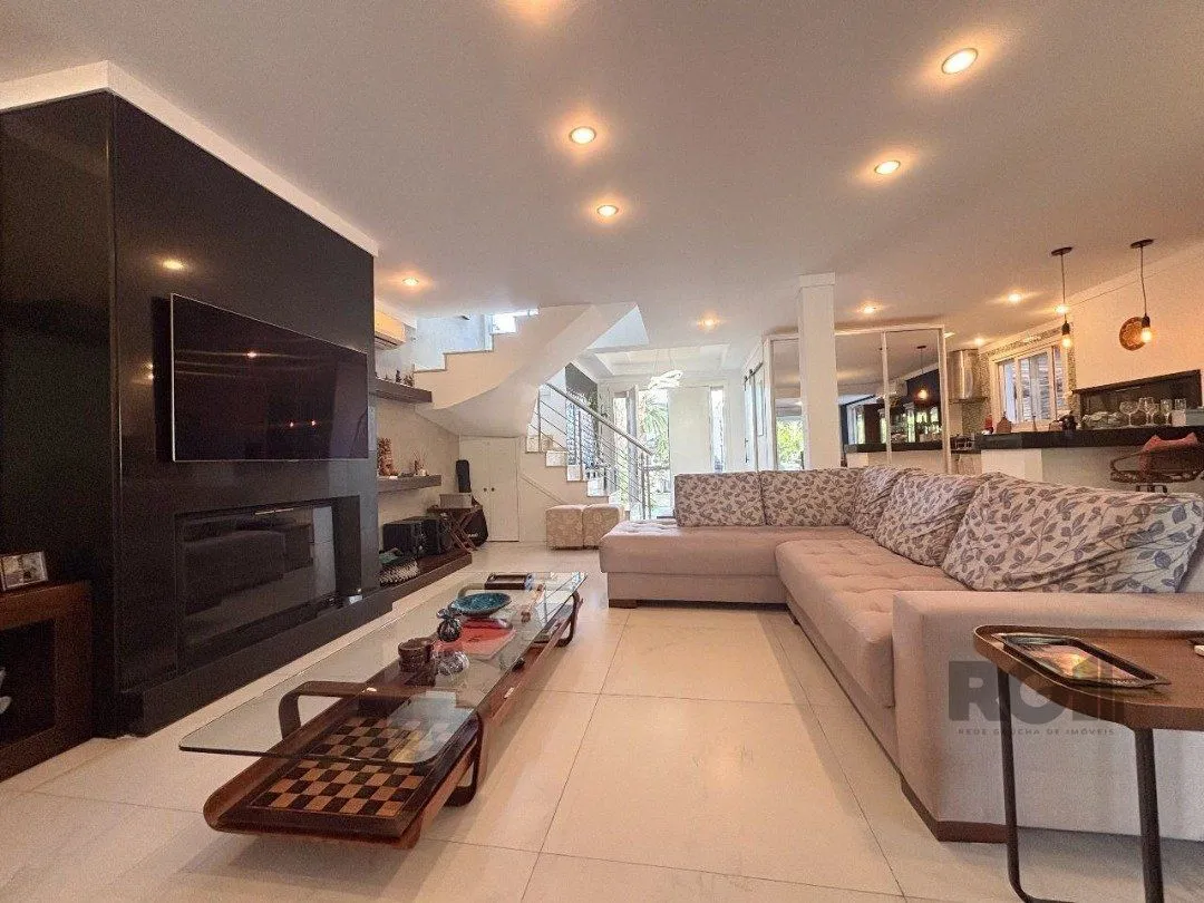 Imagem Casa em condomínio com pátio, piscina, 3 suítes e 2 vagas