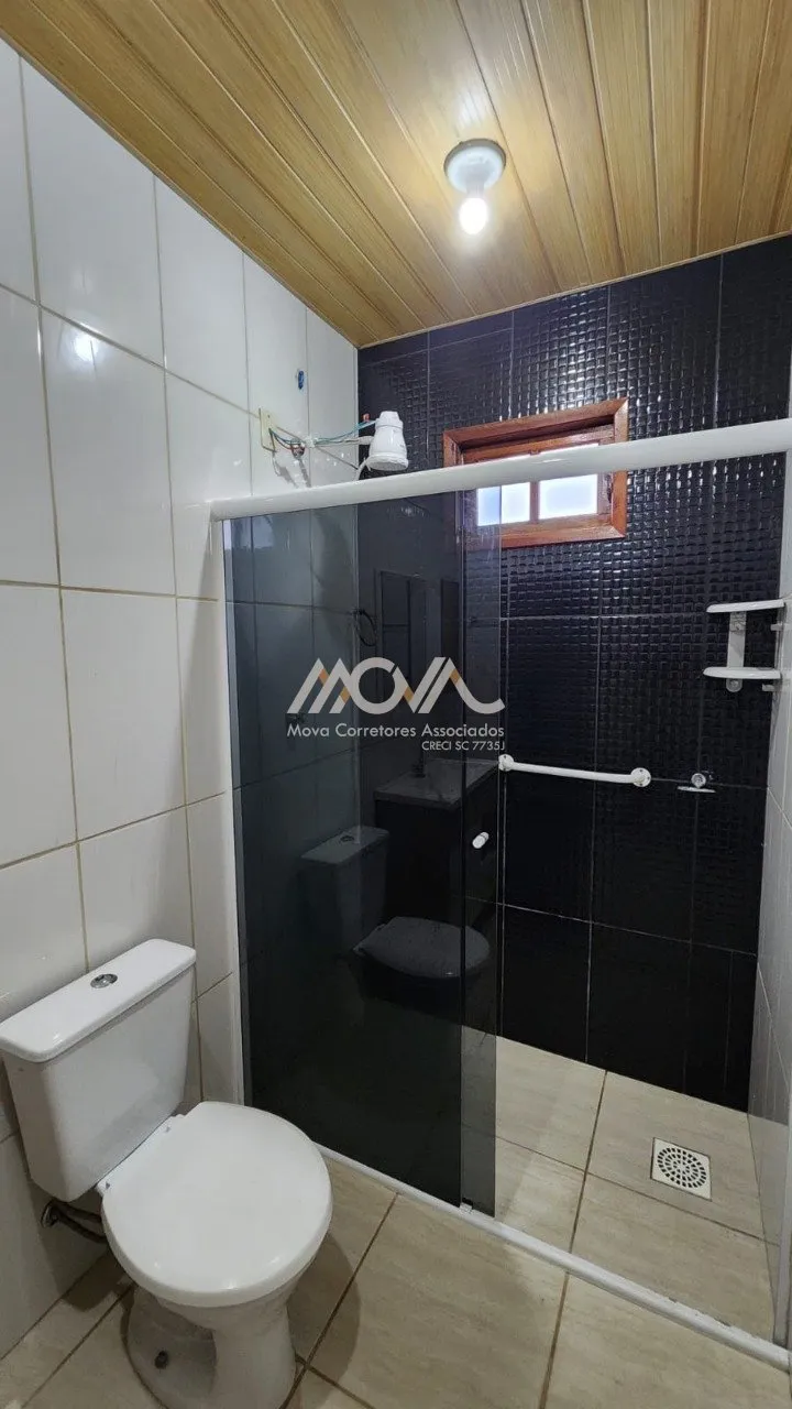 Imagem Casa localizada na Vila da Glória, em terreno de esquina, a aproximadamente 150 metros da praia.

S...