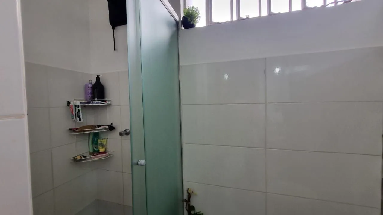 Imagem Aproveite o sol e a vista, apartamento para venda de frente com sacada, 2 dormitórios com 1 vaga no bairro Santana em Porto Alegre/RS.