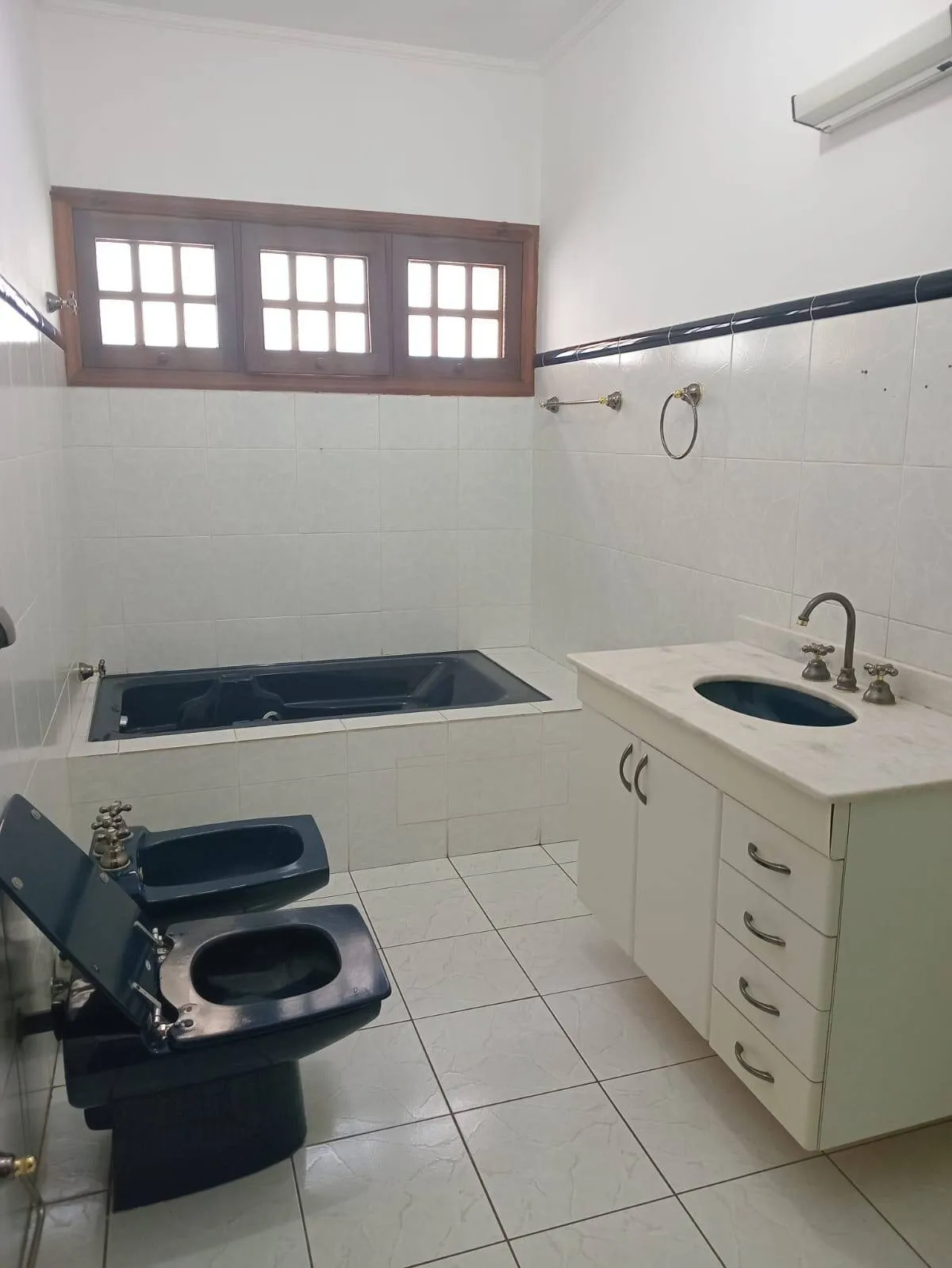 Imagem Espaçosa Casa à Venda em Alphaville 6 com 3 Suítes e Lazer Completo
