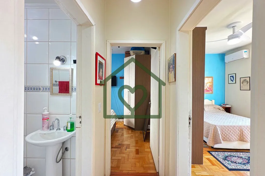 Imagem Este apartamento de 55m² privativos, totalmente reformado, é ideal para quem busca conforto, funci...