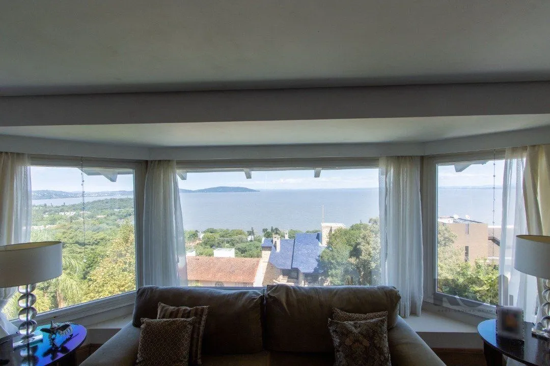 Imagem Casa deslumbrante vista do Guaiba, 3 dormitórios, sendo 1 suite master com closet e banheira de hidro com vista para o rio