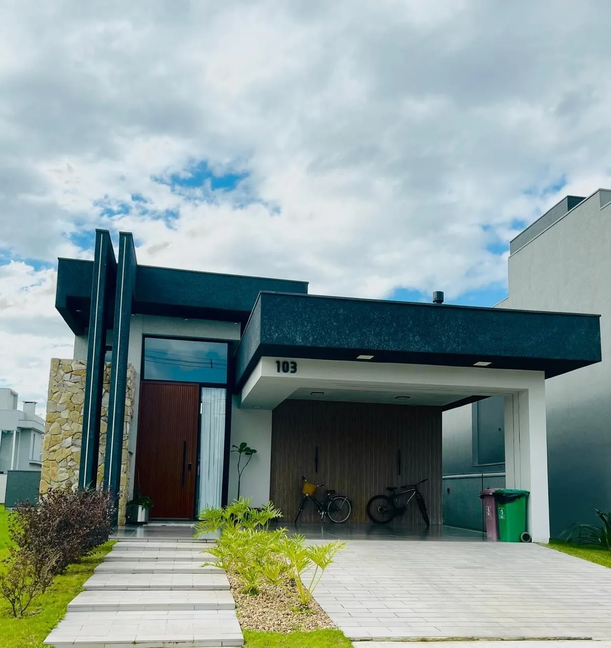 Imagem CASA EM CONDOMINIO TÉRREA, 3 SUÍTES 4 VAGAS DE GARAGEM, EM GRAVATAI RS