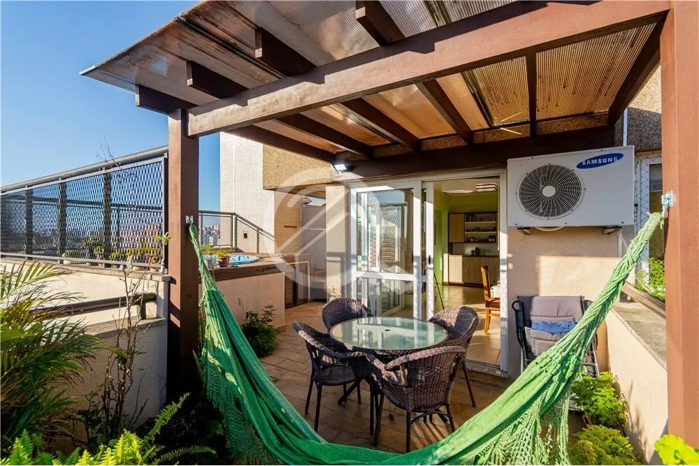 Imagem Descubra Seu Refúgio Urbano Perfeito! Imagine viver em uma cobertura que combina conforto, espaço ...