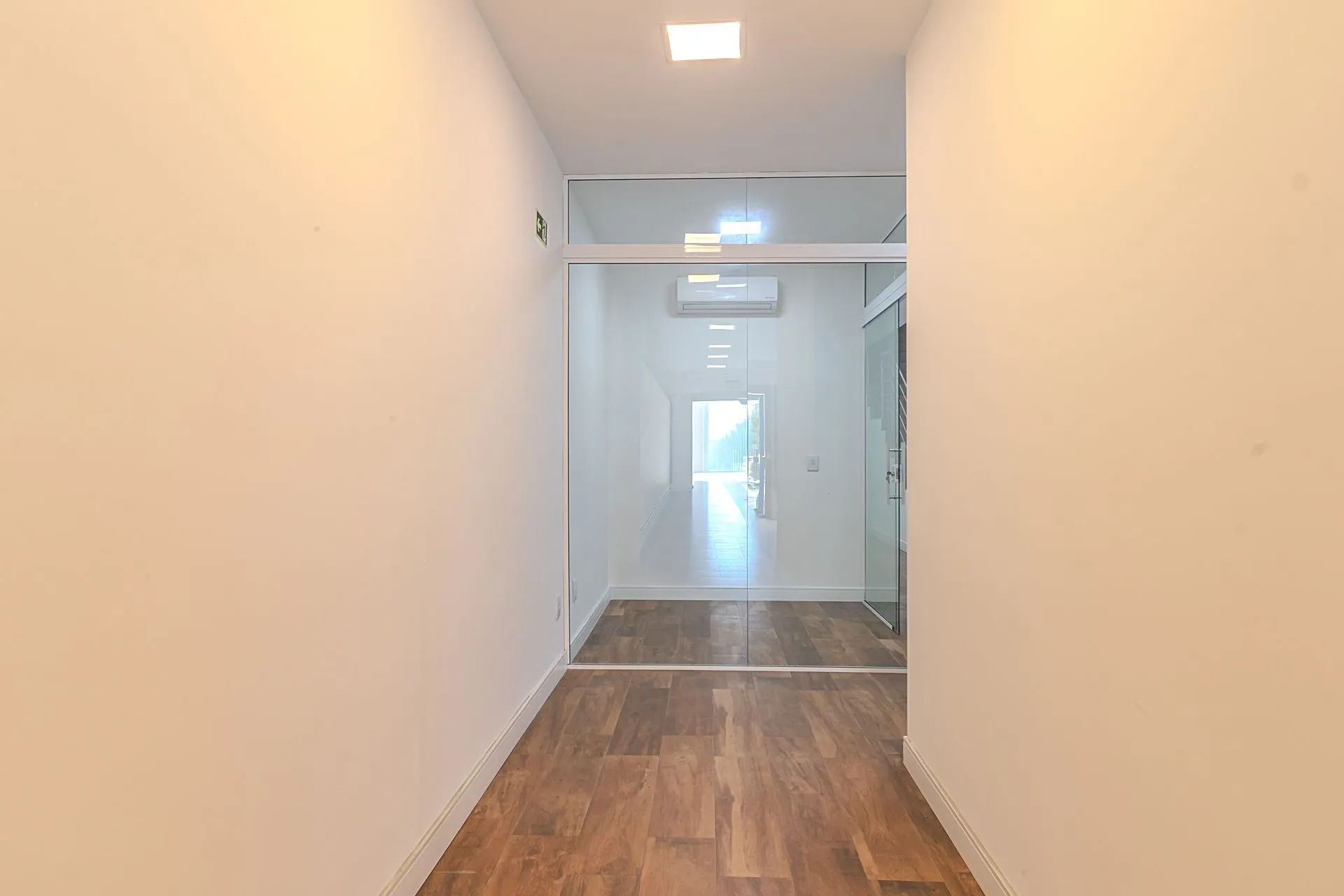 Imagem : MÁFFER IMÓVEIS ALUGA LOJA COMERCIAL COM 351M² DE ÁREA PRIVATIVA toda REFORMADA com excelente fachada e espaço para estacionamento em frente ao imóvel, ideal para empresas que buscam visibilidade e facilidade de acesso.