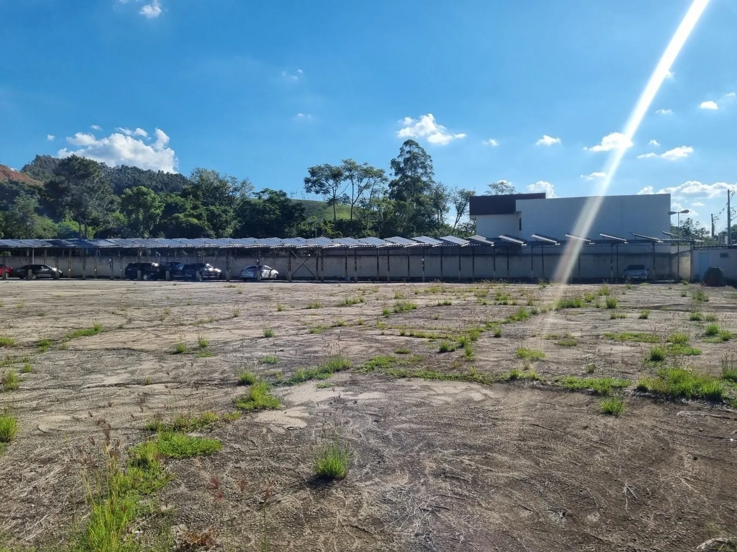 Imagem Terreno Plano e Cimentado com 5.356 m² para Estacionamento de Ônibus a 1.200 Metros da Basílica de Aparecida