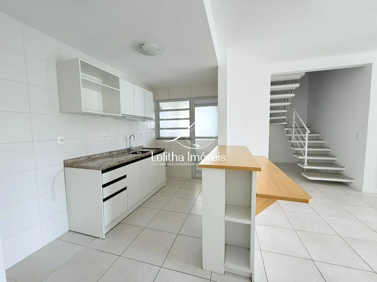 Foto do imóvel Cobertura Duplex com 3 suítes e 4 vagas para aluguel- Itacorubi em Amaro Antônio Vieira