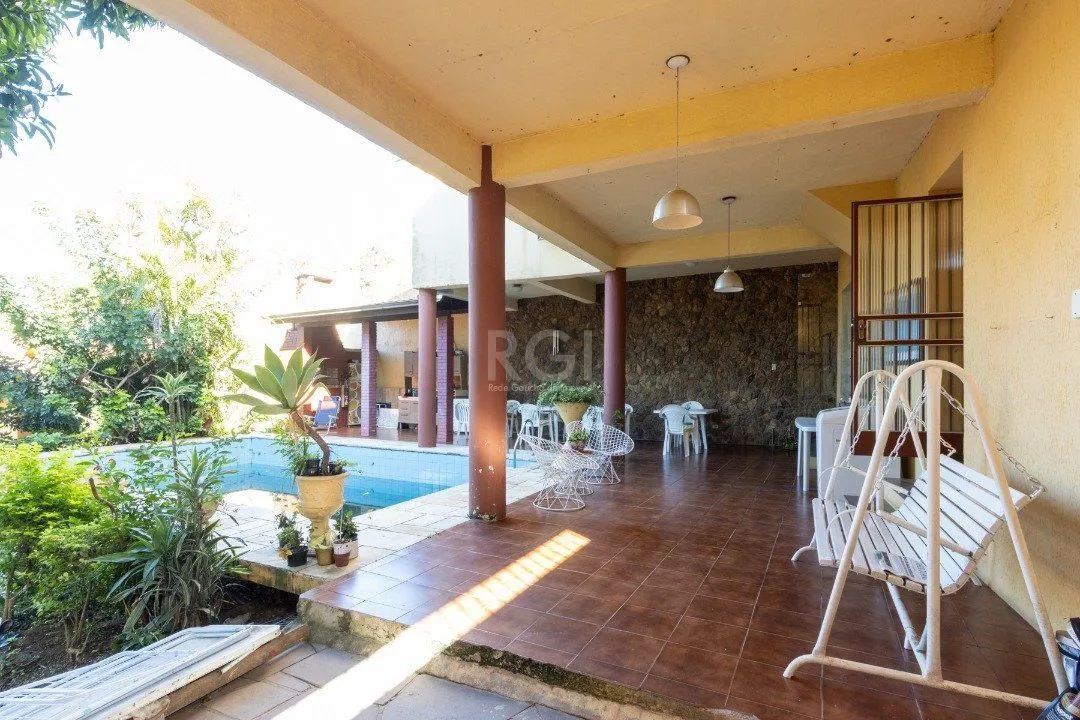Imagem Sobrado com 345m² privativos, 3 suites, 2 vagas, churrasqueira. pátio com piscina - Bairro Cristal