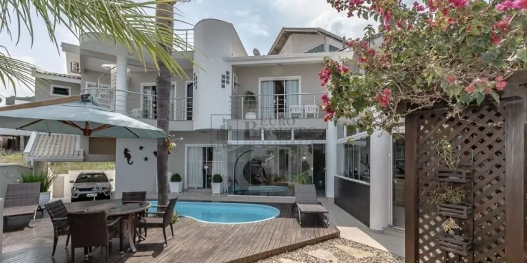 Imagem Casa com ampla estrutura de lazer, finamente mobiliada, bairro Ariribá, BC