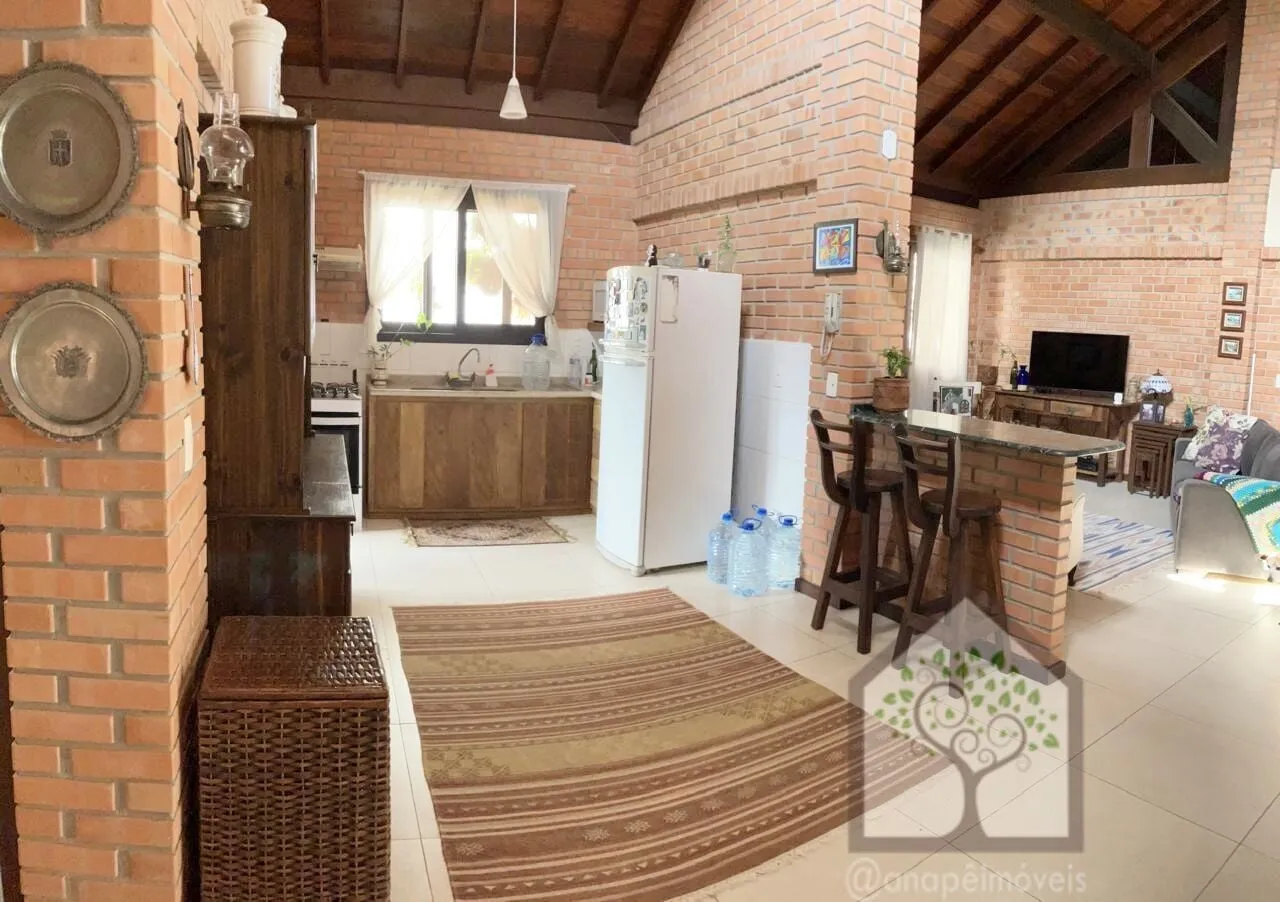 Imagem Casa rústica em condomínio fechado no Sambaqui